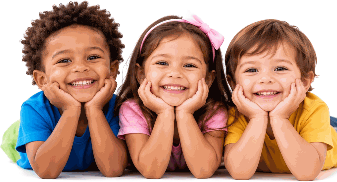 Tres niños sonriendo acostados sobre una alfombra